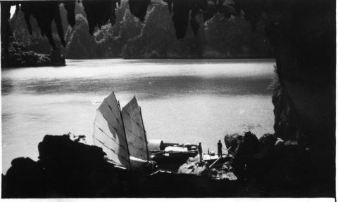 La baie d'Along en 1938 - Grotte de la surprise
